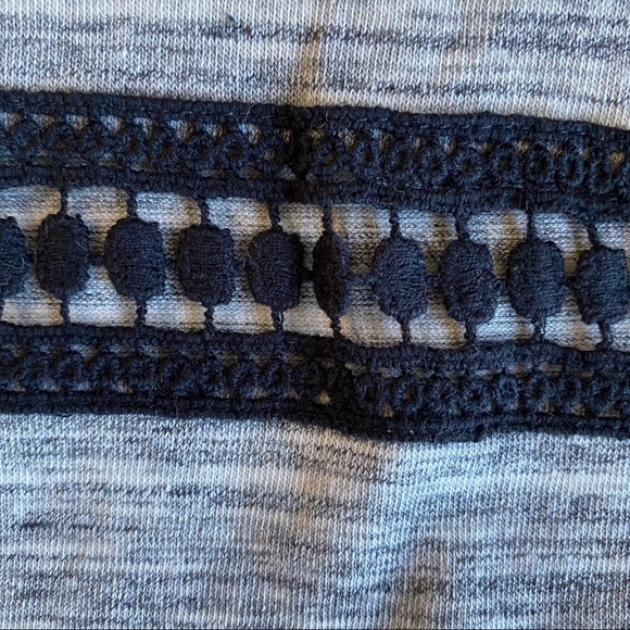 Pullover with lace detail - Picture 3 of 8